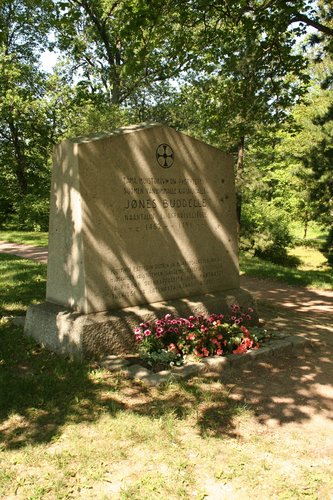 Jöns Budden hautakivi Naantalin kirkon etupihassa.