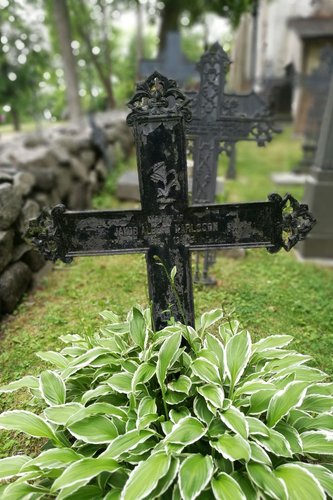 Vanhoja rautaristejä Naantalin kirkon hautausmaalla.