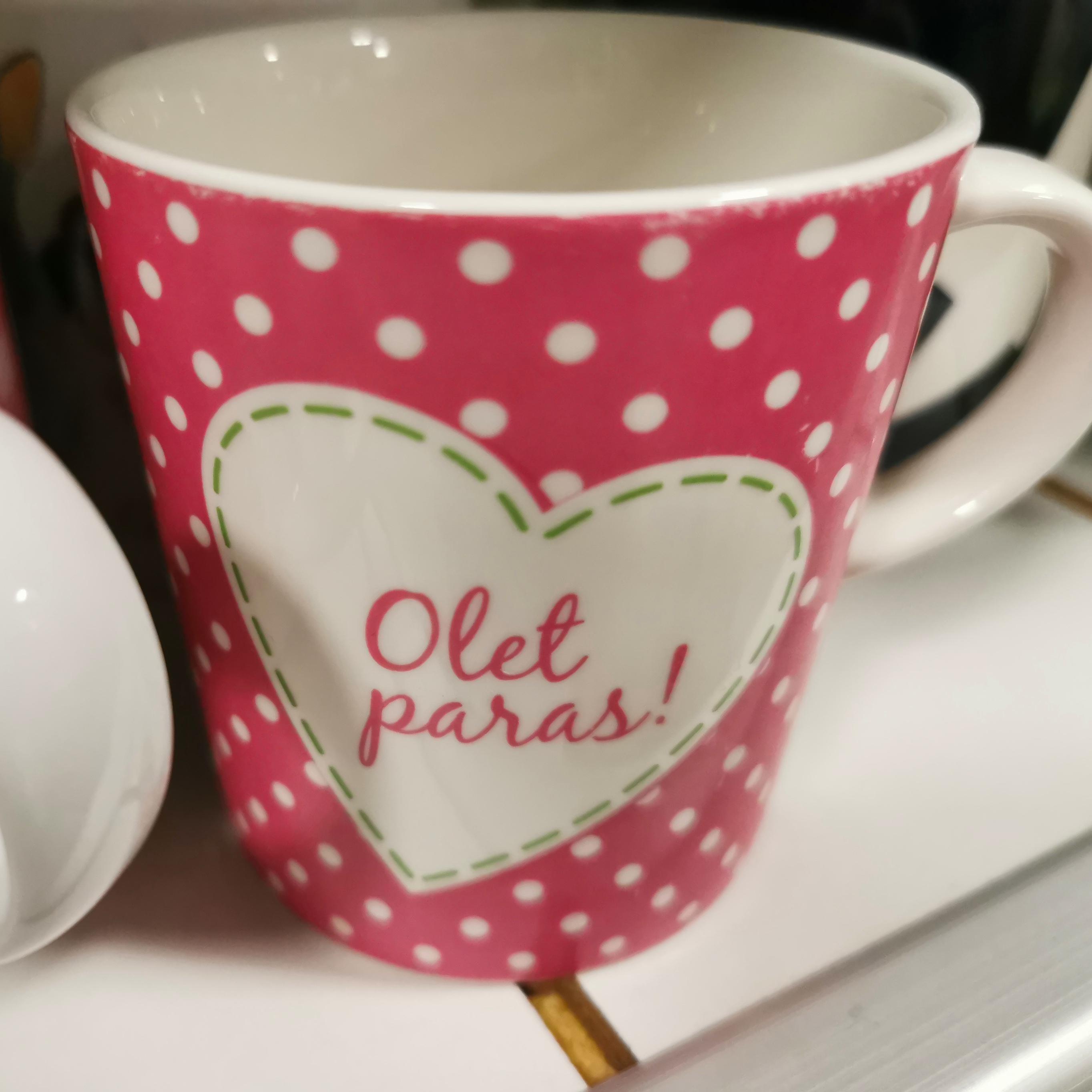 Café Armo ja kirppis Kahvikuppi. Kupissa lukee Olet paras!