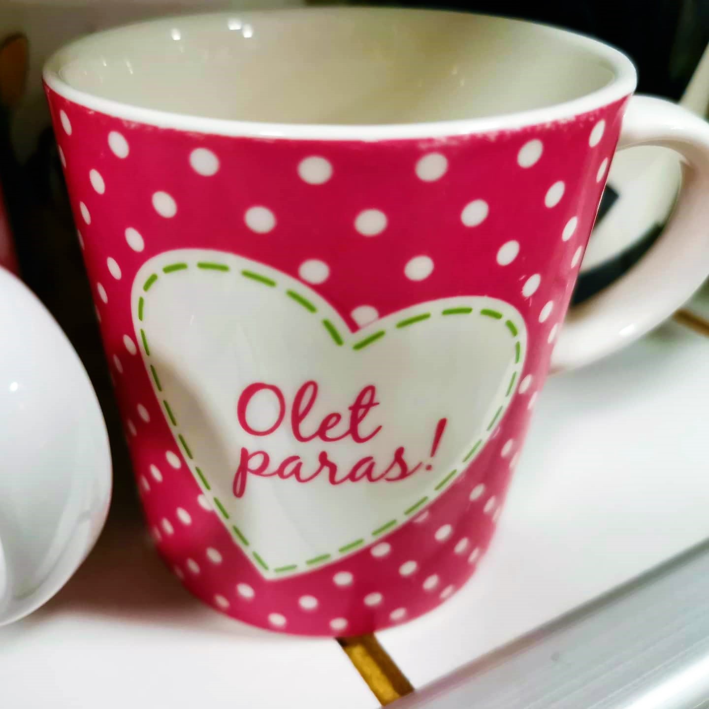 Café Armo ja kirppis Kahvikuppi. Kupissa lukee Olet paras!