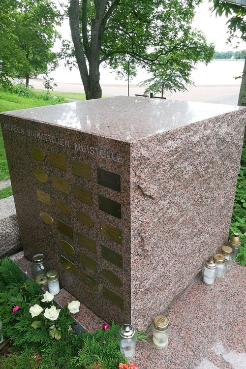 Mereen haudattujen muistokivi. Taustalla Nunnalahti.