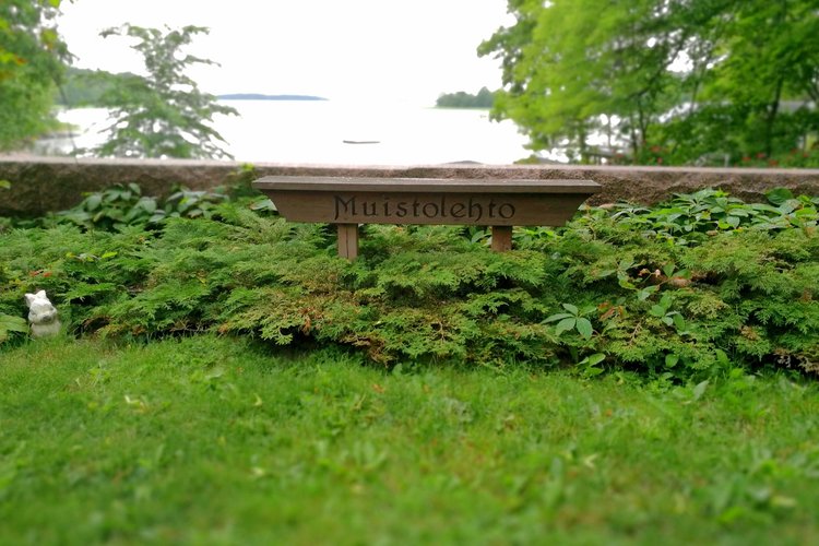 Naantalin kirkon hautausmaan muistolehto. Taustalla Nunnalahti.