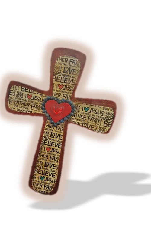 Puinen risti, jonka keskellä sydän. Ristinmuotoisesti englanninkielisiä sanoja kuten believe, faith, love.