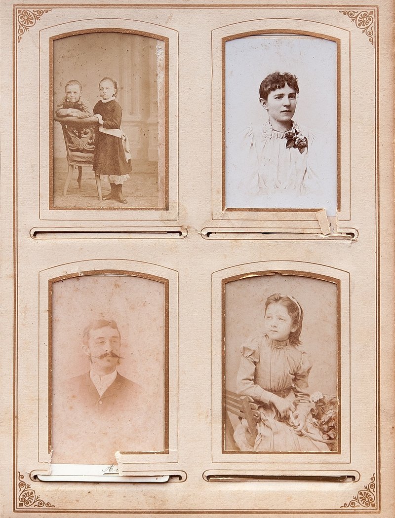 Vanhoja valokuvia, jossa ihmisiä 1800-luvun vaatetuksessa.