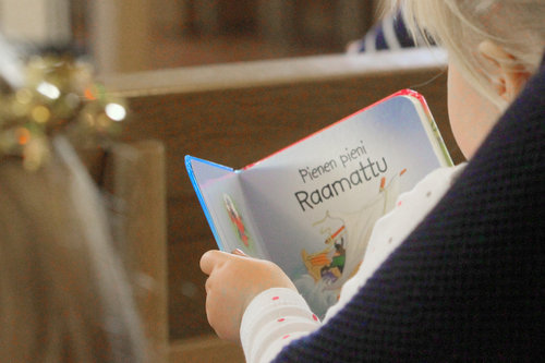 Lapsi lukee lasten Raamattua.