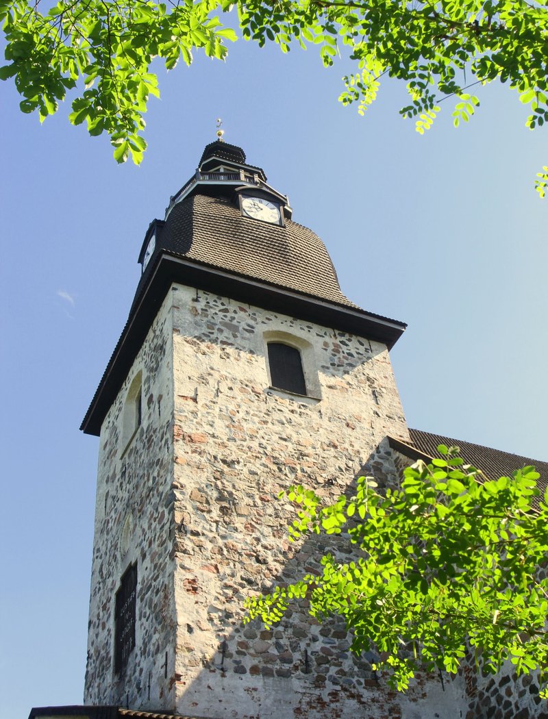 Kirkon torni alaviistosta_L.jpg