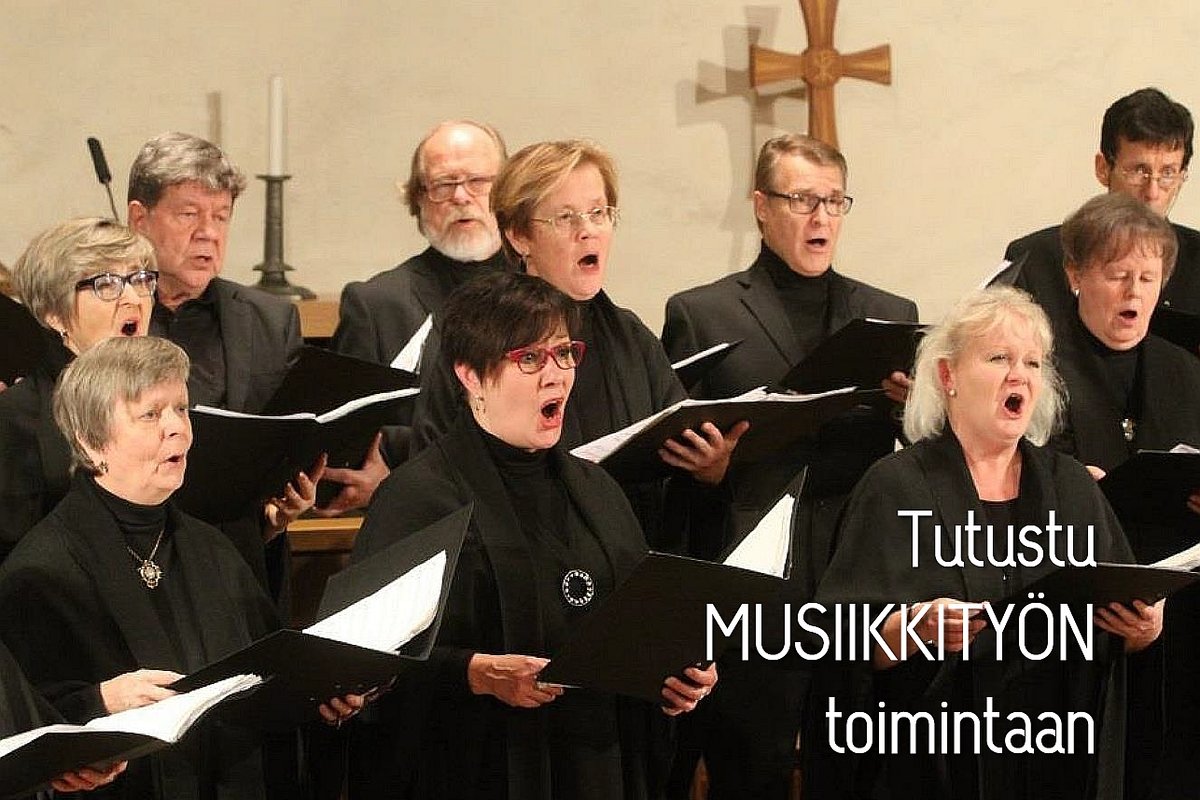 Kuoro laulaa mustissa esiintymisasuissa Naantalin kirkossa. Teksti Tutustu musiikkityön toimintaan.
