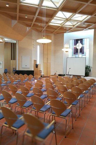Naantalin seurakuntakeskuksen pääsali Naantalin seurakuntakeskuksen pääsali