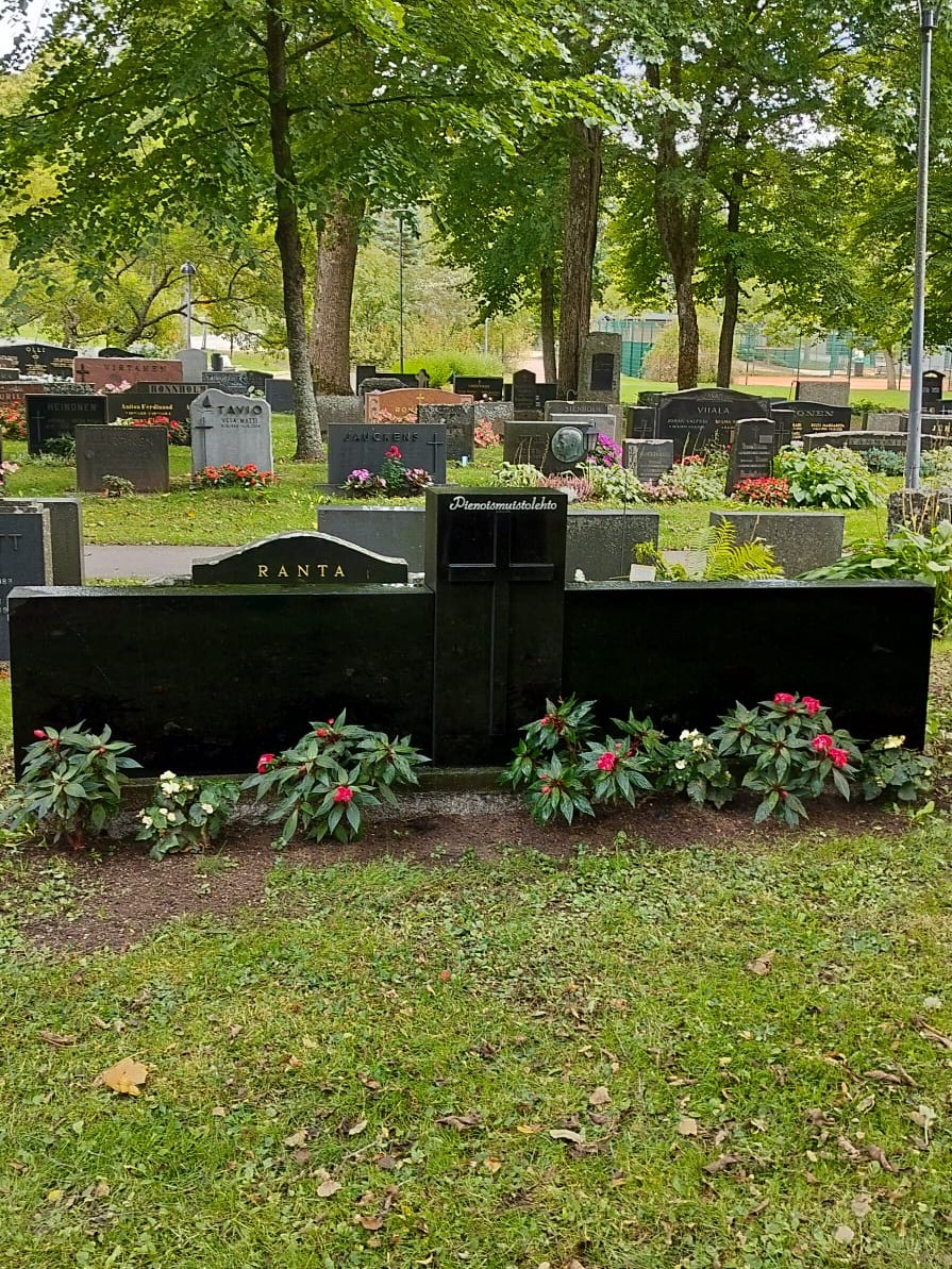 Pienoismuistolehto Naantalin kirkon hautausmaalla